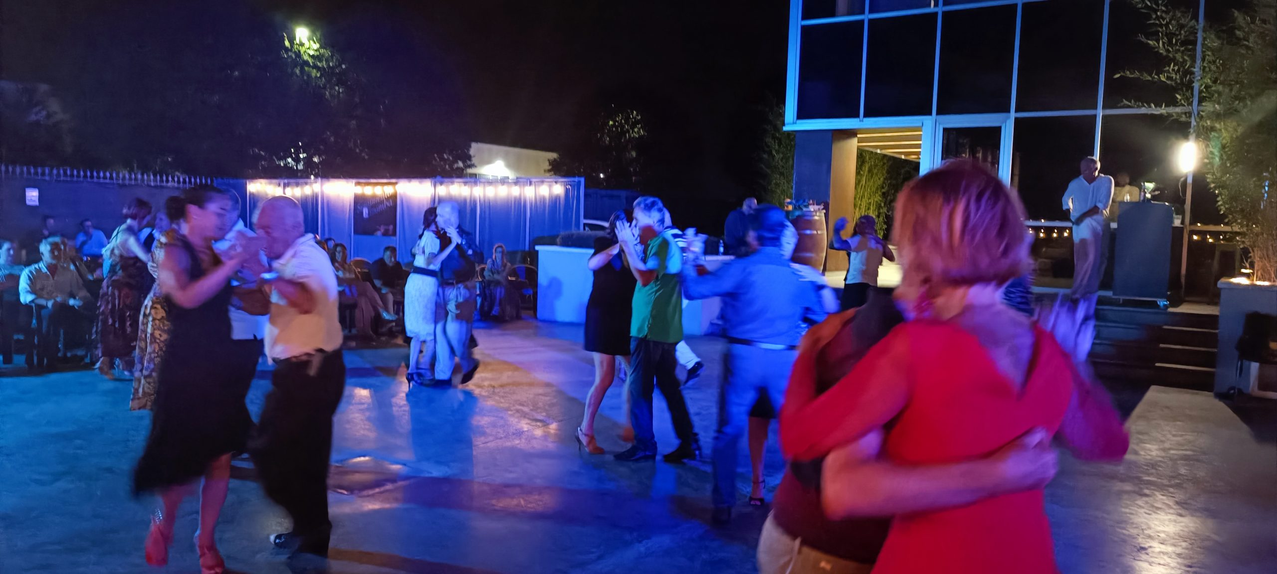 Das Wagnis mit dem Fremden — Berührung, Körperlichkeit und die Tangomanie