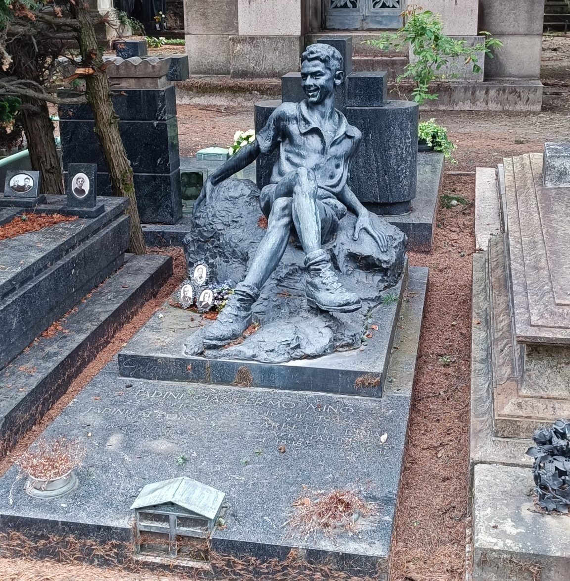 Mein Künstlername lautet Scarlett H Mirro. – Wie komme ich zu diesem Künstlernamen?