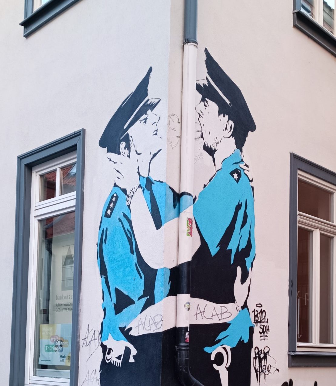 Roman – Frauenthema und Männerdiskriminierung, Nachrichten über Massenvergewaltigung